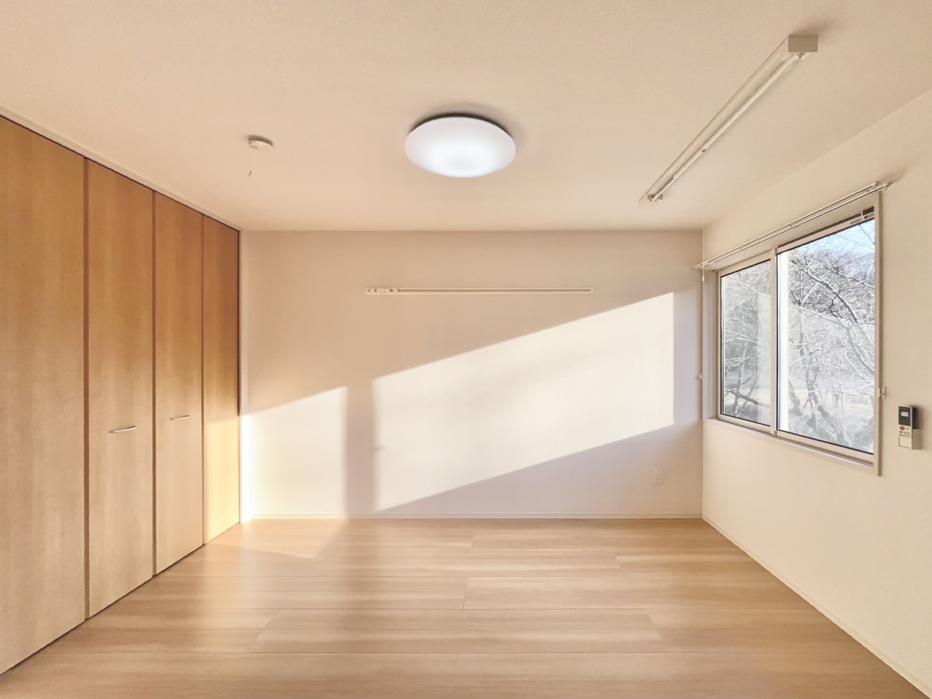 その他部屋・スペース　洋室部分・日当たり良好♪収納付きです◎(同階参考写真)