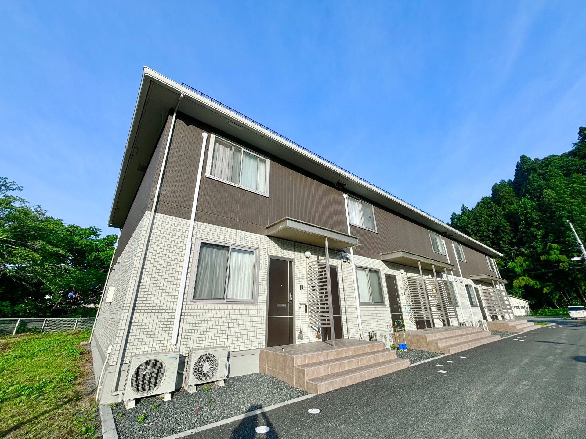 建物外観　外観写真・日当たり良好！緑豊かで閑静な立地の物件です♪