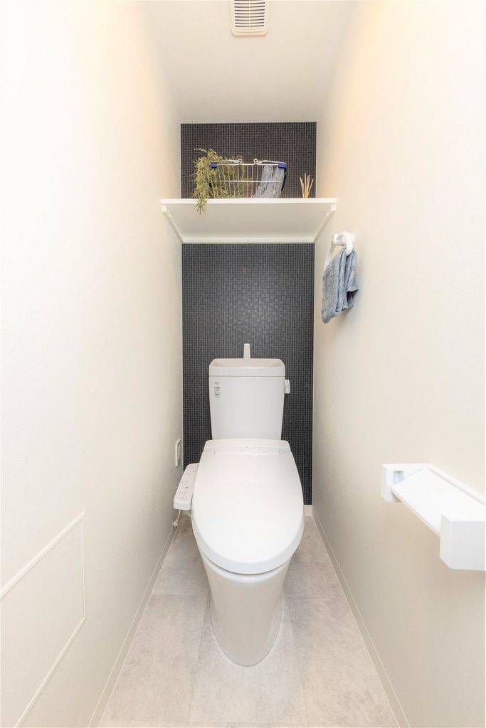 トイレ　タイプによって壁紙の色が異なります。