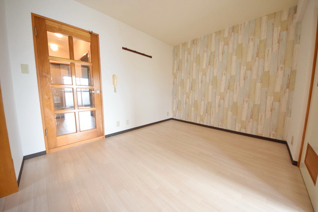 居室・リビング　～オシャレなデザインクロスで気分ウキウキ～別号室参考写真