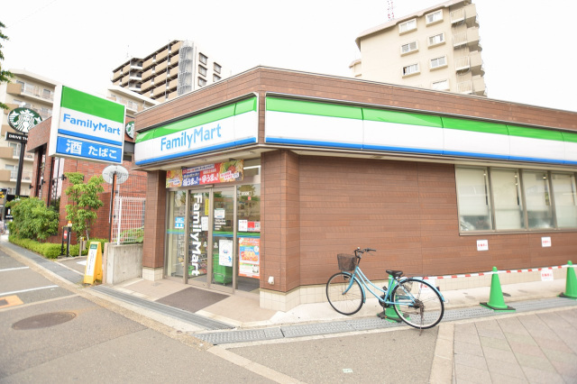 コンビニ　ファミリーマート緑地公園駅東店（コンビニ）まで703m