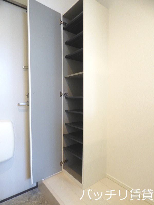 玄関　同型タイプの為、現状を優先致します。