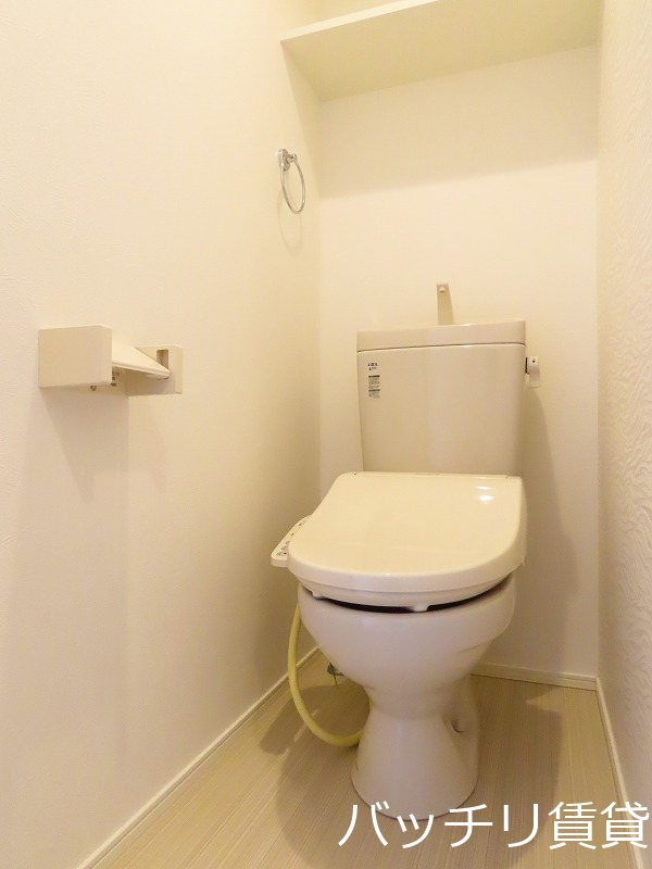 トイレ　画像は別号室タイプの為、現状を優先致します。