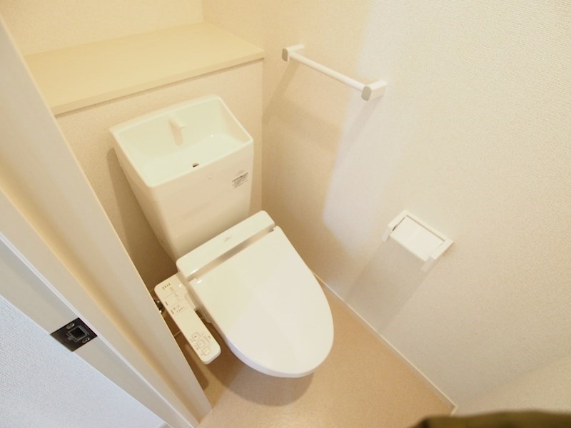 トイレ　温水洗浄便座付きで快適です。