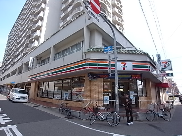 コンビニ　セブンイレブン（コンビニ）まで448m