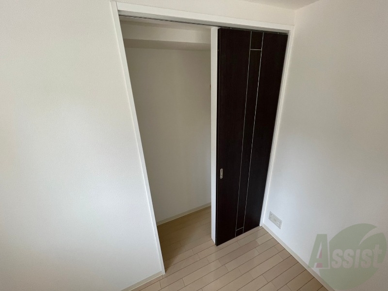 収納　バルコニーです。洗濯物を干したり一息ついたりできますね！