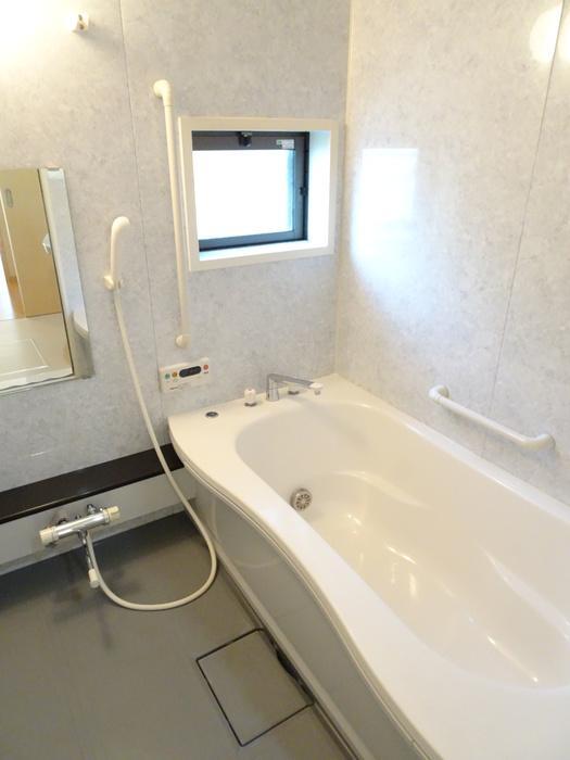 バス・シャワールーム　追い炊き給湯付き一坪風呂