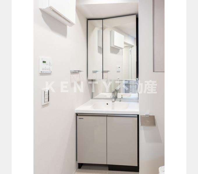 洗面設備　明るい洗面所です