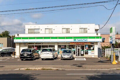 コンビニ　ファミリーマート平岸南店（コンビニ）まで460m