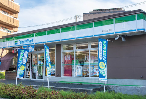 コンビニ　ファミリーマート 玉川三丁目店（コンビニ）まで383m