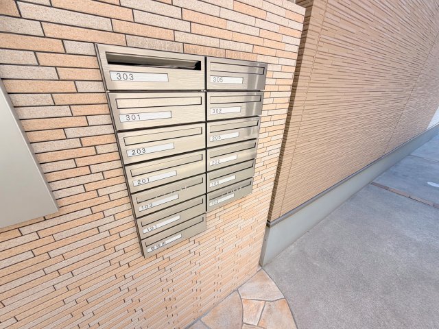 ロビー　ロビーにある各部屋毎のメールボックス。