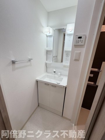 洗面設備　明るい洗面所です