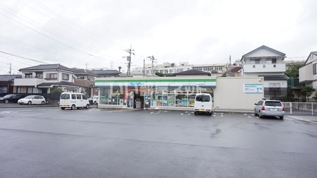 コンビニ　ファミリーマート岸町３丁目店（コンビニ）まで687m