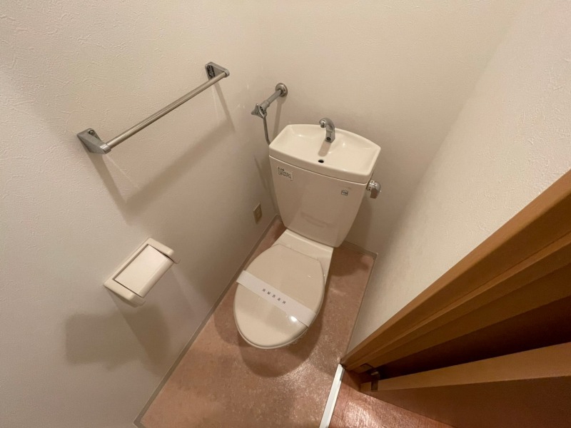 トイレ　こちらはトイレです。清潔感があり、安心して使用できます。