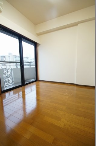 居室・リビング　落ち着いた色合いの床材を使用した居住空間