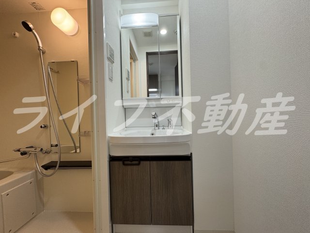洗面設備　独立洗面台あり、毎朝おしゃれに忙しい女性の方におすすめです