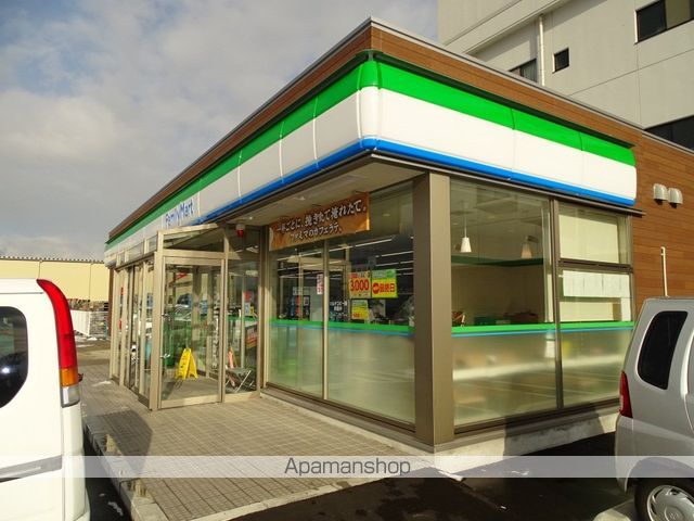 コンビニ　ファミリーマート（コンビニ）まで593m