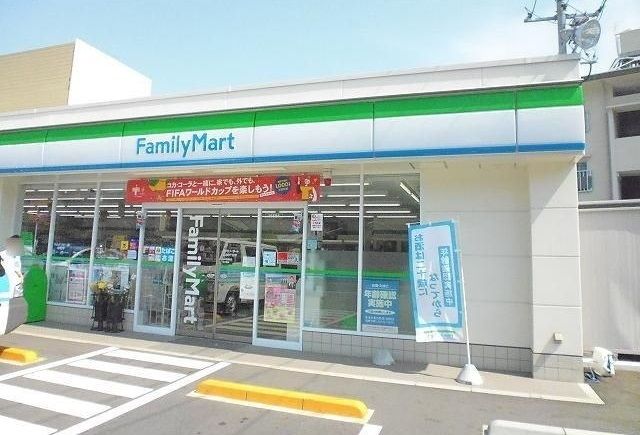 コンビニ　ファミリーマート（コンビニ）まで400m