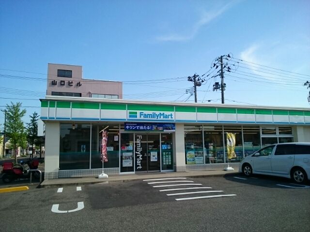 コンビニ　ファミリーマート新潟平島店（コンビニ）まで130m
