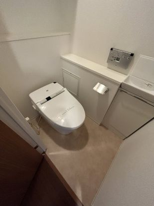 東京メトロ銀座線 表参道駅 徒歩4分 9階建 築12年のトイレ写真