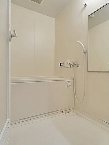 バス・シャワールーム　※写真は同じマンションの違う部屋のものになります。
