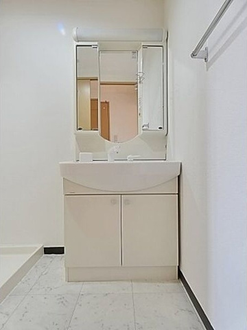 洗面設備　※写真は同じマンションの違う部屋のものになります。