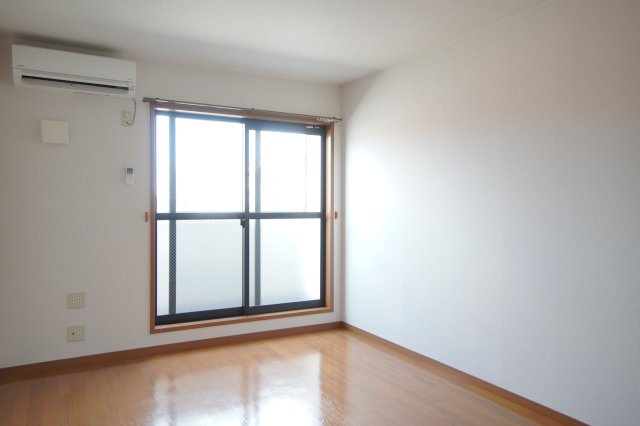 南海本線 和歌山市駅 バス乗車時間：13分 最寄りバス停で下車 徒歩8分 2階建 築21年の居間写真