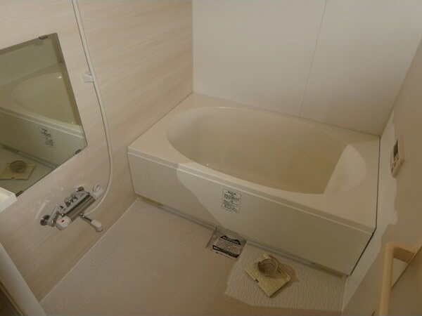 バス・シャワールーム　※写真は同じマンションの違う部屋のものになります。