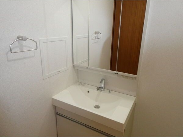 洗面設備　※写真は同じマンションの違う部屋のものになります。