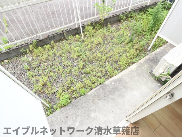 【静岡市駿河区栗原のアパートの庭】