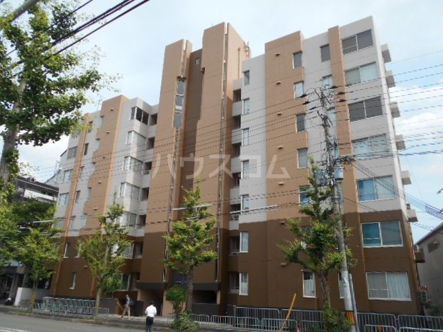 京都市右京区嵯峨新宮町のマンションの建物外観