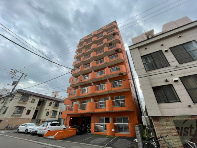 【札幌市中央区南五条西のマンションの建物外観】