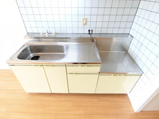 キッチン　同物件別部屋