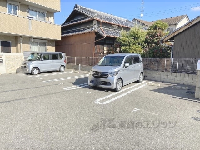 【交野市倉治のアパートの駐車場】