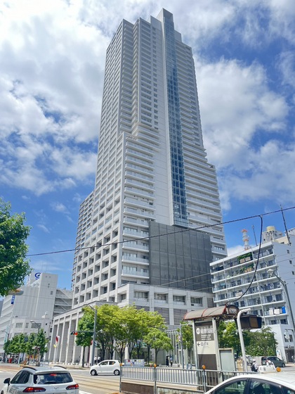 広島市中区上八丁堀のマンションの建物外観