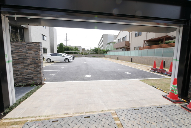 【芦屋市平田町のマンションの駐車場】