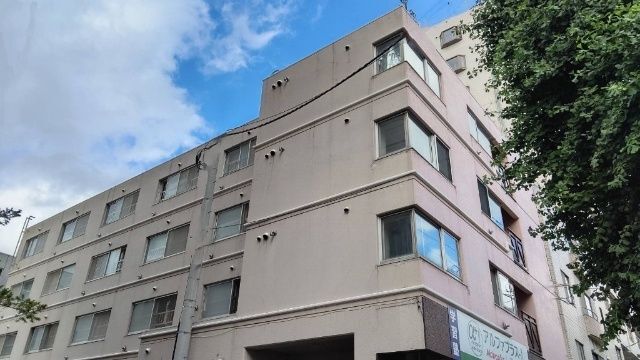 【ローヤルハイツ南８条の建物外観】