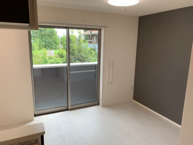 居室・リビング　約10帖の南面リビングです。陽当たり良好。