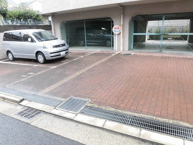 【東大阪市長田西のマンションの駐車場】