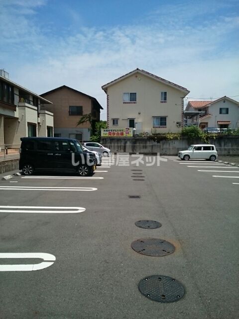 【大洲市西大洲のアパートの駐車場】