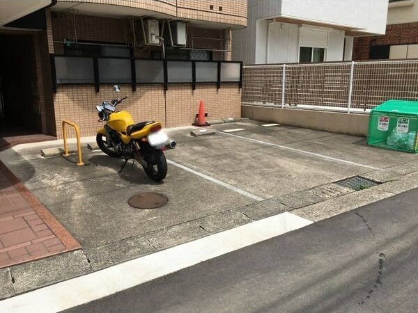 【名古屋市千種区朝岡町のマンションの駐車場】