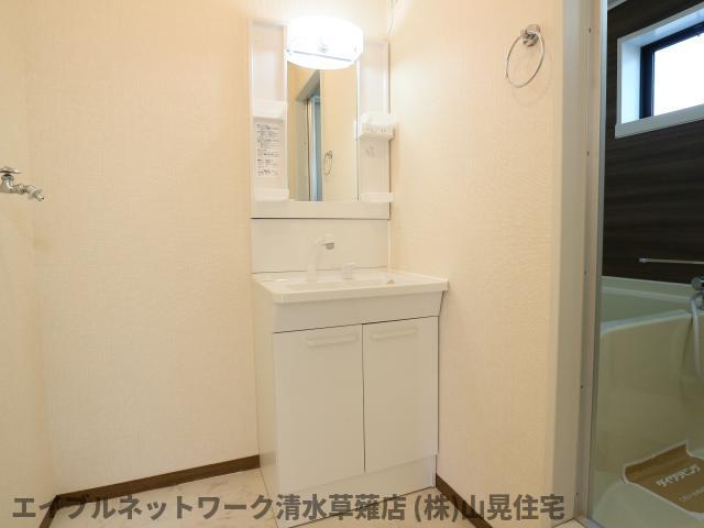 洗面設備　明るい洗面所です