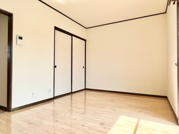 居室・リビング　白色系の洋室で清潔なイメージ！