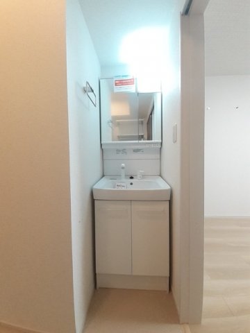 洗面設備　ゆったりとスペースのある洗面所