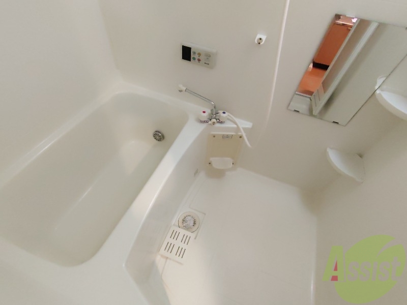 バス・シャワールーム　お風呂はゆったりとしていて十分な広さがあります。