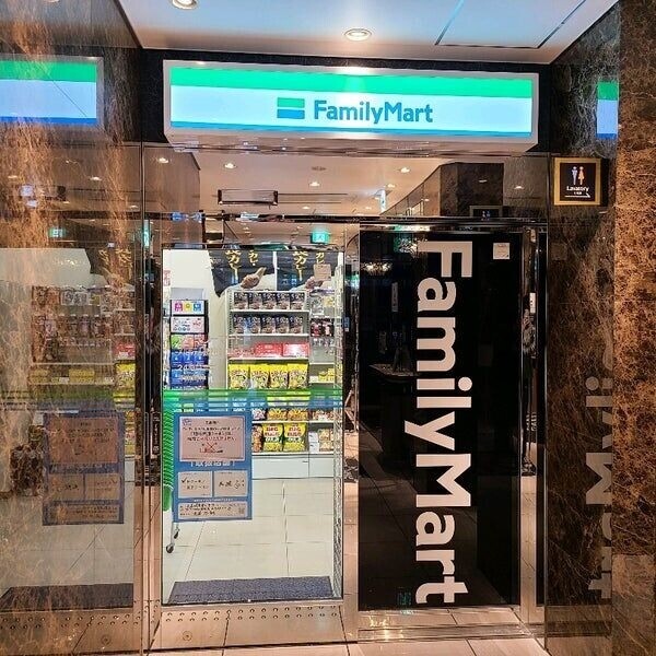 コンビニ　ファミリーマートアパホテル御堂筋本町駅タワー店（コンビニ）まで383m