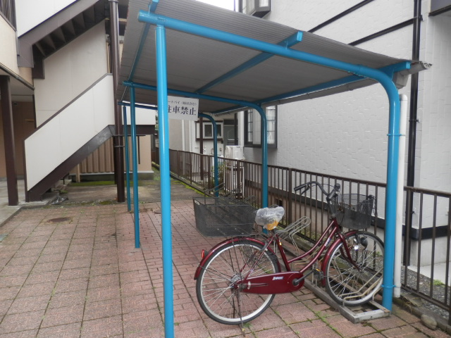 その他共有部分　屋根付きの駐輪スペース。