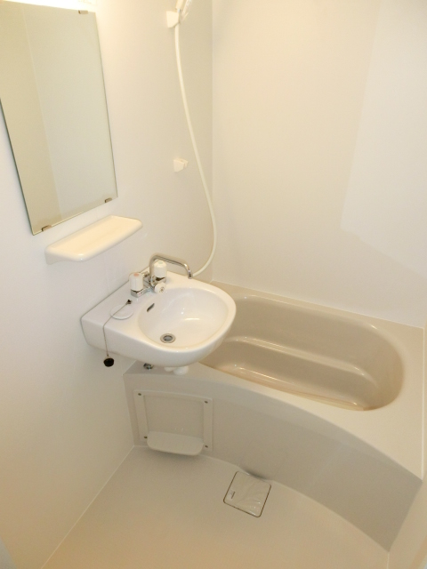 バス・シャワールーム　清潔感のあるバスルーム。