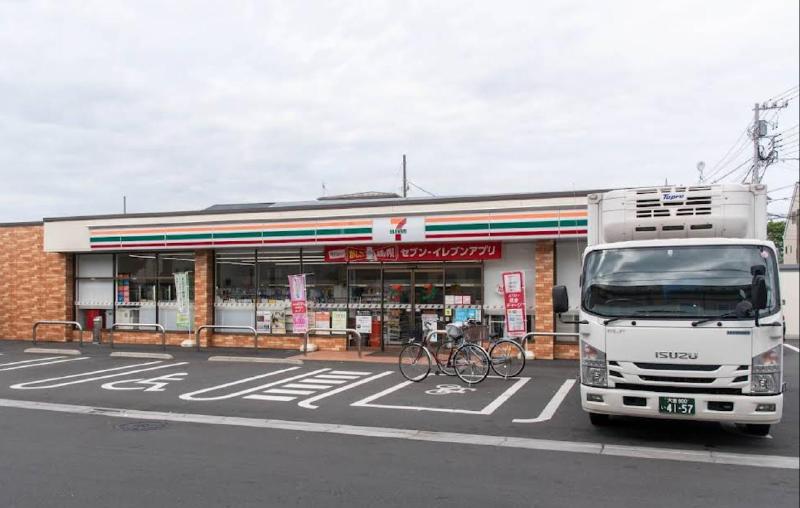 コンビニ　セブン-イレブン 足立江北３丁目店（コンビニ）まで100m