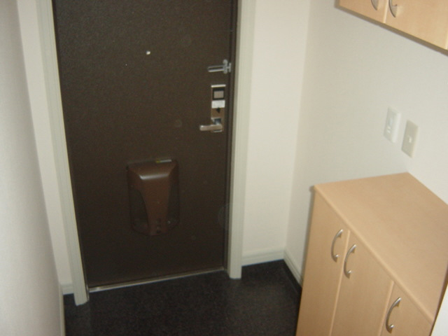 玄関　写真は反転のお部屋です